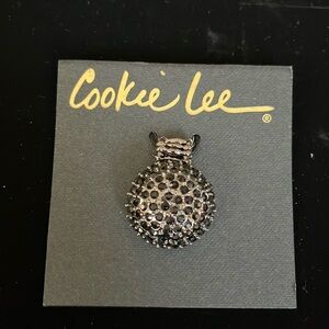 Cookie Lee NWT Genuine Crystal stretch ring, black